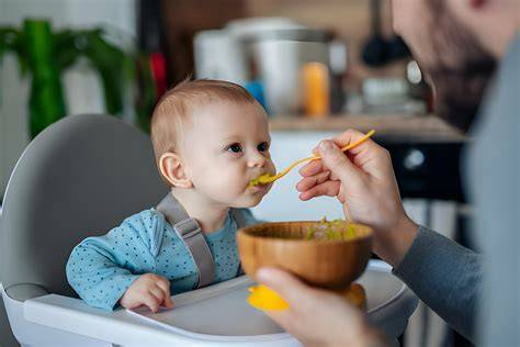 Bebé comiendo puré de berenjena