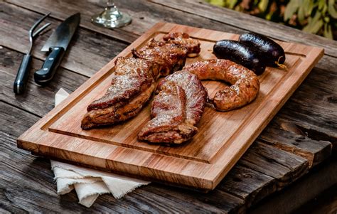 Tabla con distintos cortes de carne para asado