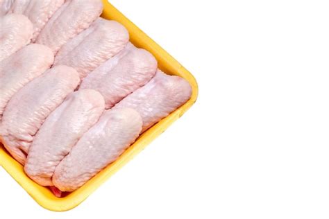 Alitas de pollo crudas en una bandeja de horno