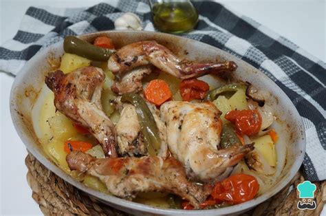 Plato de conejo al horno con verduras frescas