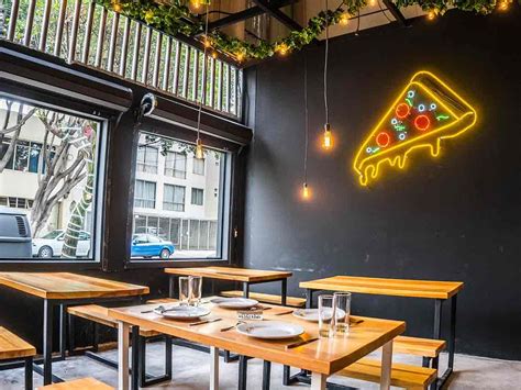 Diseño interior de un local de Pizza al Cuadrado con arte mural
