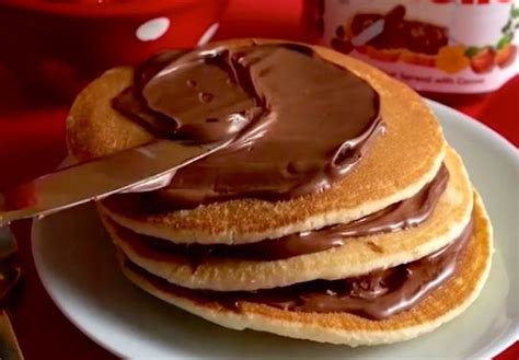 Tortitas rellenas de Nutella en un plato