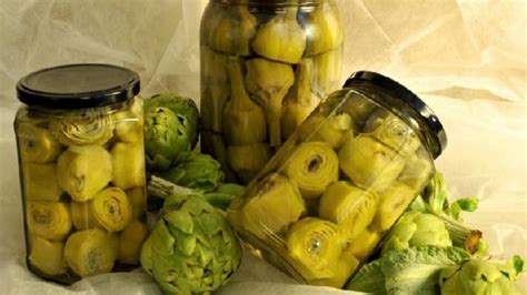 Variedad de alcachofas en conserva