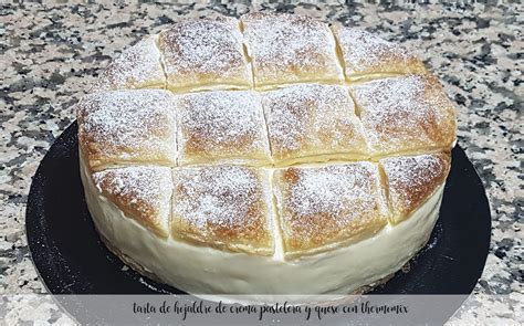 Pastel de hojaldre con verduras frescas y queso crema