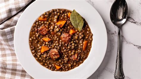 Plato de lentejas veganas servidas