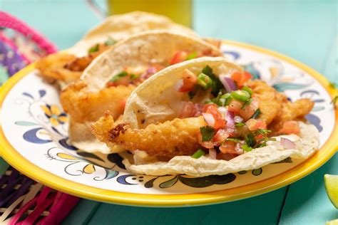 Tacos de pescado listos para servir con todas sus guarniciones