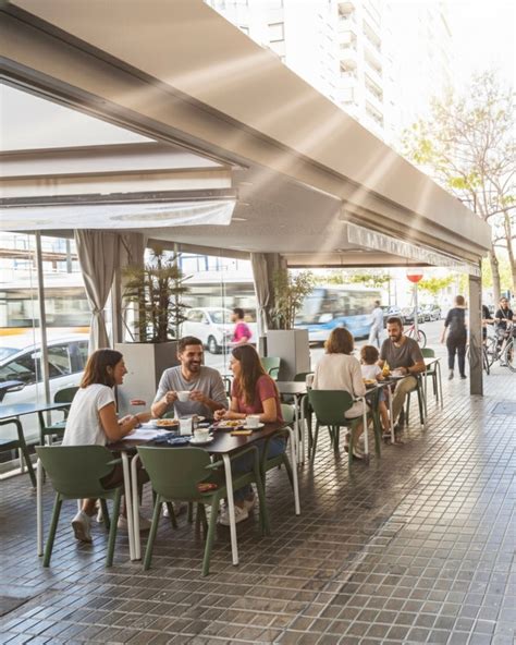 Interior de la Panadería-Cafetería L'espiga con clientes disfrutando del desayuno