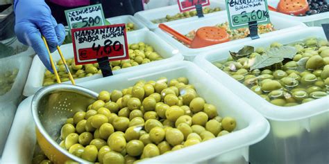 Encurtidos variados en un mercado