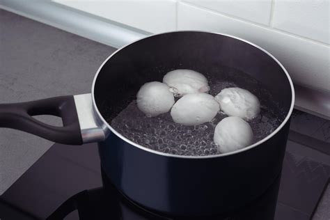 Huevos cociéndose en agua
