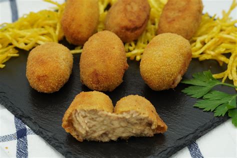 Croquetas de cocido recién fritas y doradas