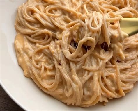 Espaguetis cremosos con salsa de leche evaporada