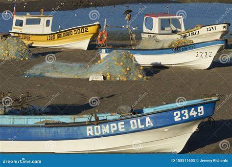 Costa de Cataluña con barcos pesqueros