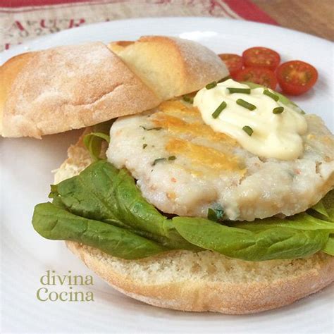 Hamburguesa de merluza y gambas con salsa
