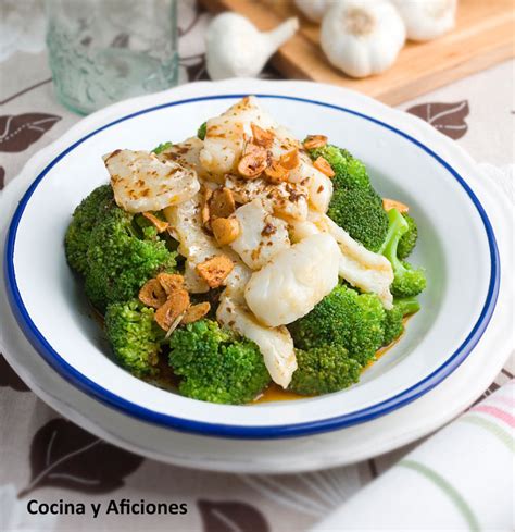 Bacalao sobre brócoli con ajada gallega
