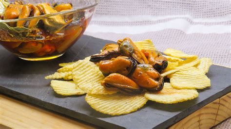 Pinchos de patata y mejillones en escabeche