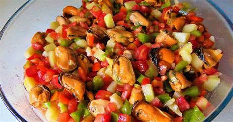 Ensalada de mejillones en escabeche con vegetales frescos