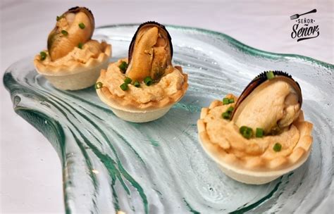 Tostas con paté de mejillones y pepino
