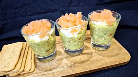 Montaje de aperitivo de salmón y aguacate en vasitos