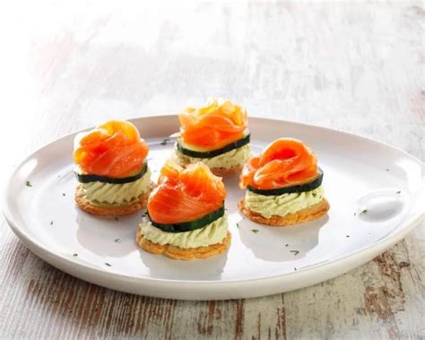 Variedad de aperitivos con salmón
