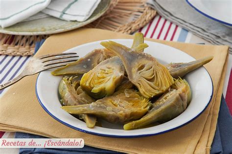 Plato de alcachofas cocidas con aceite de oliva