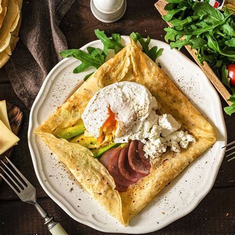 Crepes saladas rellenas con ingredientes varios