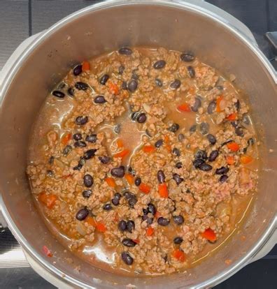 Olla a presión cocinando chili con carne