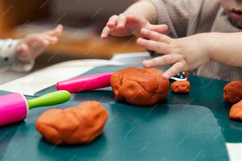 Niños jugando con plastilina de colores
