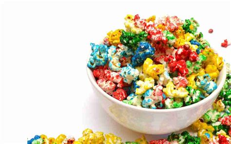 bol de palomitas de colores brillantes sobre una mesa de cine