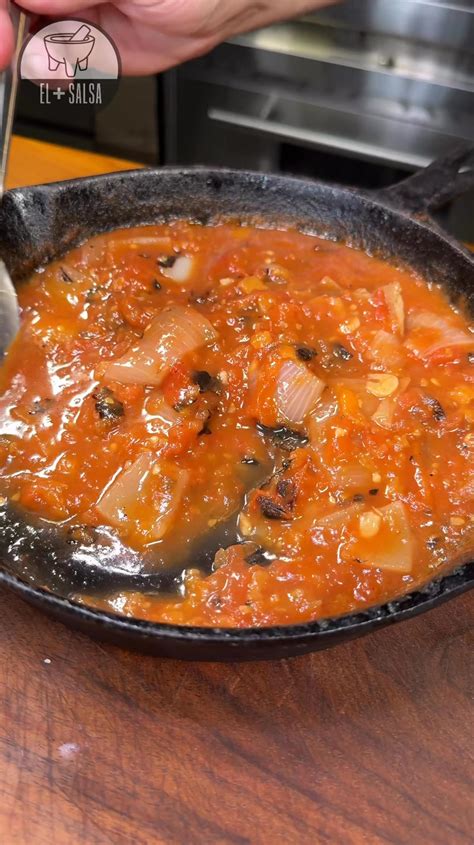 Salsa de cebolla y pimiento cocinándose en una cazuela