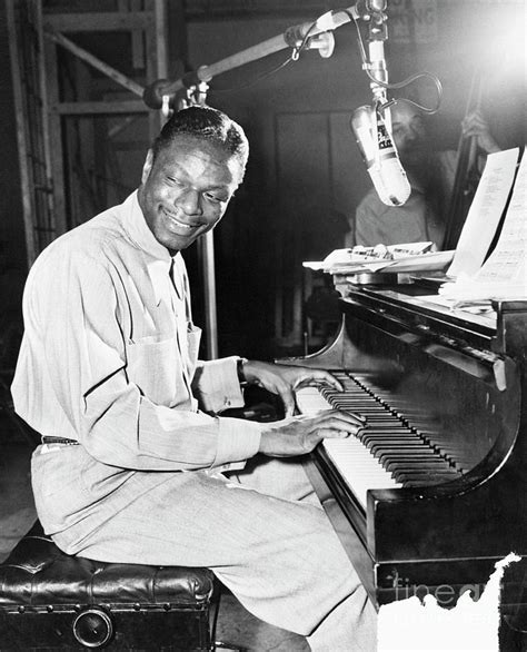 Retrato clásico de Nat King Cole al piano
