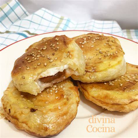 Hojaldres individuales de queso y membrillo