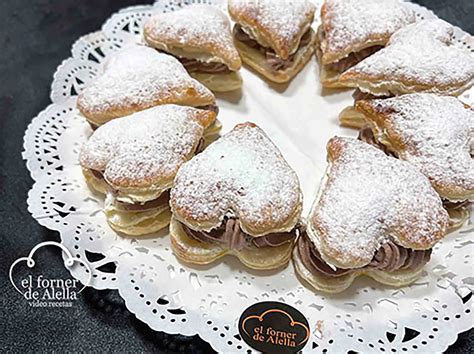 Corazones de hojaldre horneados con crocanti de almendras