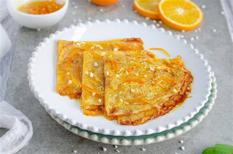 Crêpes Suzette flameadas con ralladura de naranja