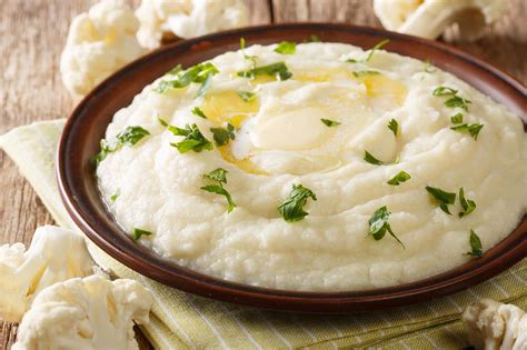 Puré de coliflor en un bol blanco con perejil fresco