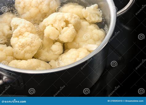 Coliflor hirviendo en una olla