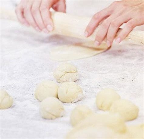 Pasta fresca casera siendo amasada por manos