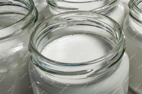 tarros de yogur casero fermentando envueltos en mantas térmicas