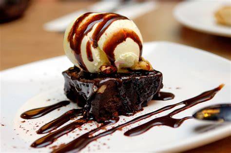 Brownie con helado y sirope