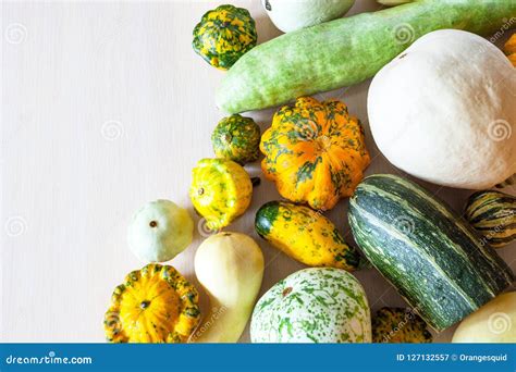 Variedad de calabacines frescos