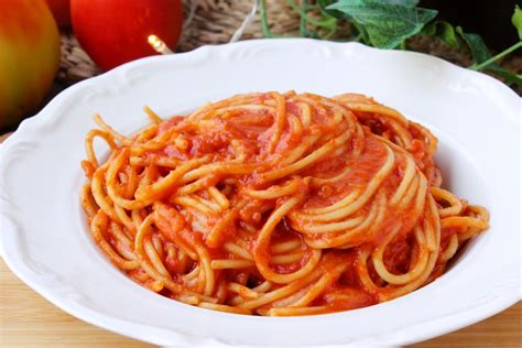 Plato de espaguetis con tomate y hierbas