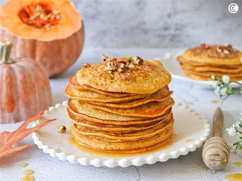 Tortitas de calabaza y boniato en un plato