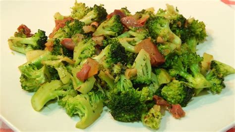 Ingredientes para brócoli con jamón y nata