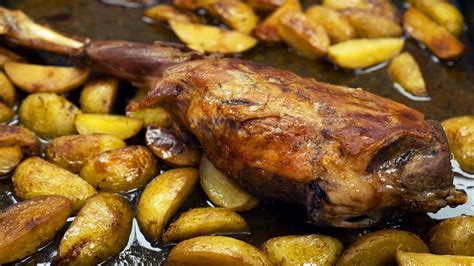 Cordero asado en fuente con patatas