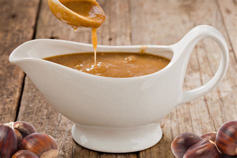 Salsera con salsa de castañas