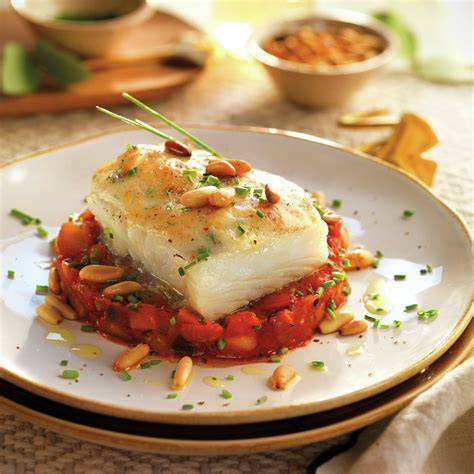 Plato de bacalao gratinado con muselina de ajo y guisantes
