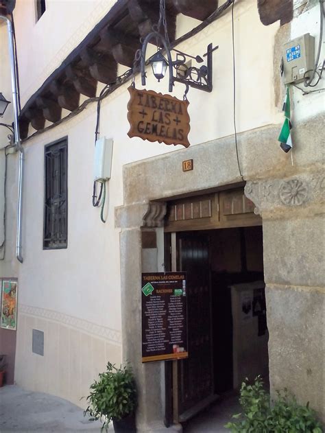 Fachada de Taberna Las Gemelas con detalles rústicos