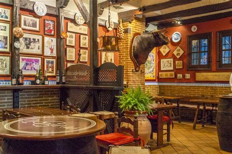 Interior de Taberna Las Gemelas mostrando su ambiente acogedor