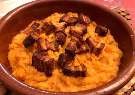 Plato de patatas revolconas con pimentón