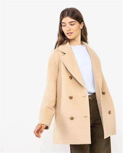 Mujer luciendo un abrigo corto beige o tostado