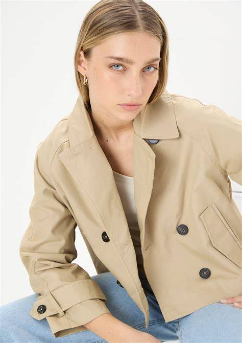 Mujer con abrigo trench corto beige